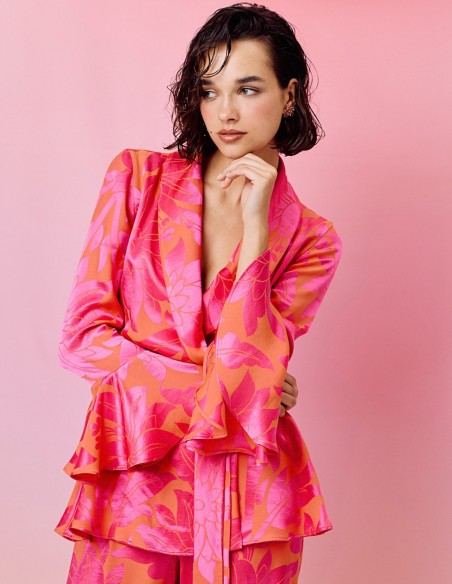 Blusa estilo blazer estampada con mangas acampanadas