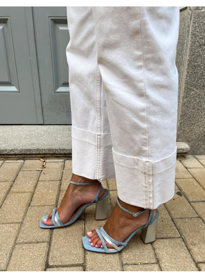 Sandalia de fiesta azul con tiras atadas al...