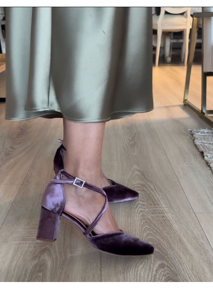 Zapato de fiesta morado de terciopelo con tacón...
