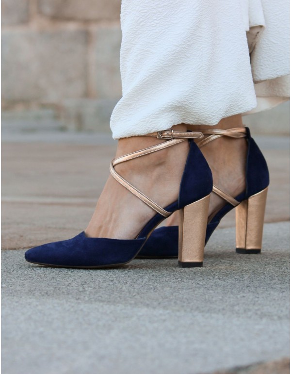 Zapato salón de ante azul marino con detalles dorados 2
