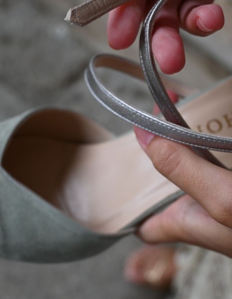 Chaussures de soirée en daim vertes avec détails argentés.