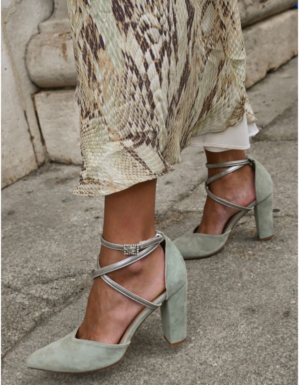 Zapato de fiesta de ante verde con detalles plateados. 2