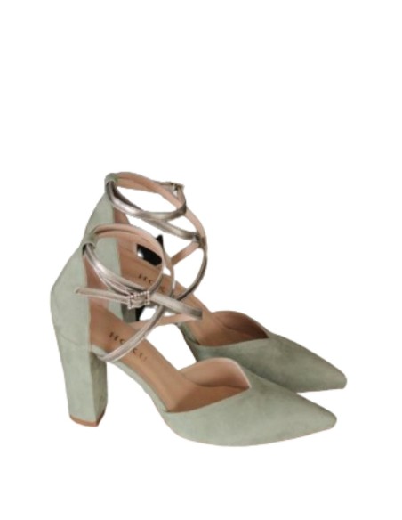 Chaussures de soirée en daim vertes avec détails argentés.