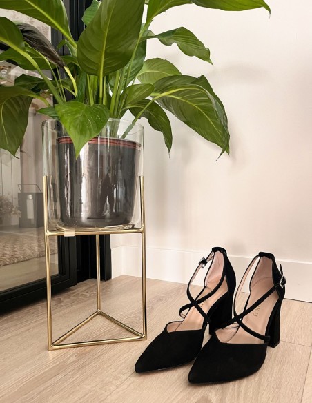 Zapato salón de ante negro con tiras cruzadas