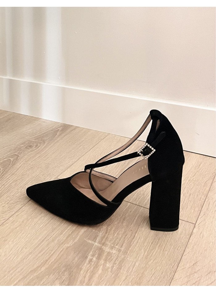 Zapato salón de ante negro con tiras cruzadas