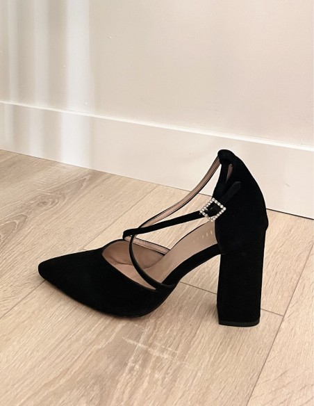 Escarpin en daim noir à brides croisées