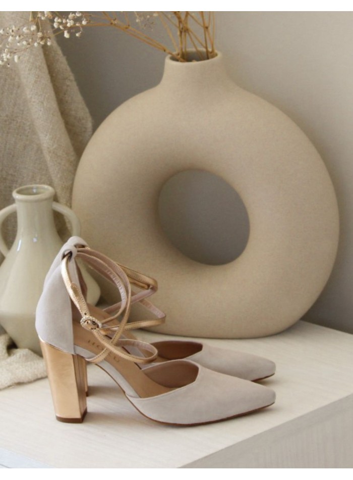 Zapato salón de ante beige con detalles dorados