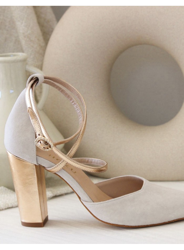 Zapato salón de ante beige con detalles dorados
