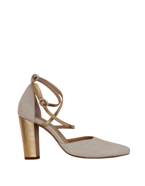 Escarpins en daim beige avec détails dorés
