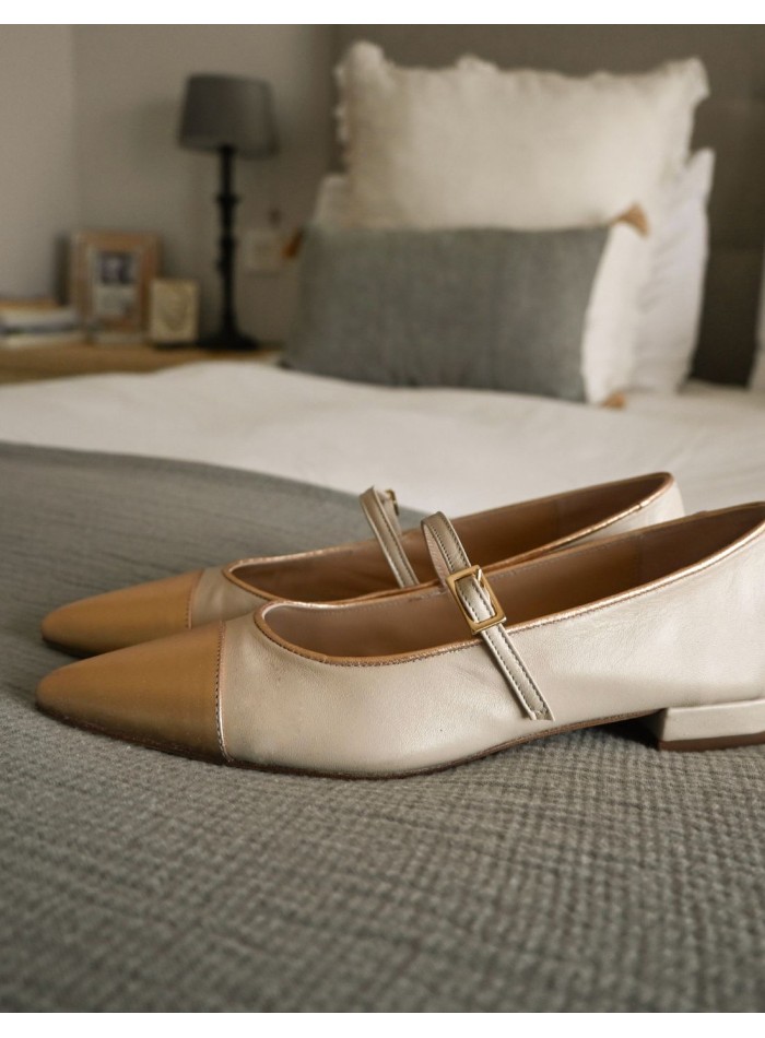Ballerine en cuir avec détails métalliques