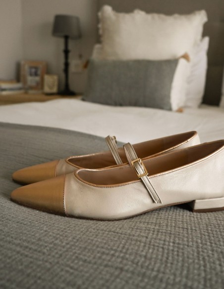 Ballerine en cuir avec détails métalliques