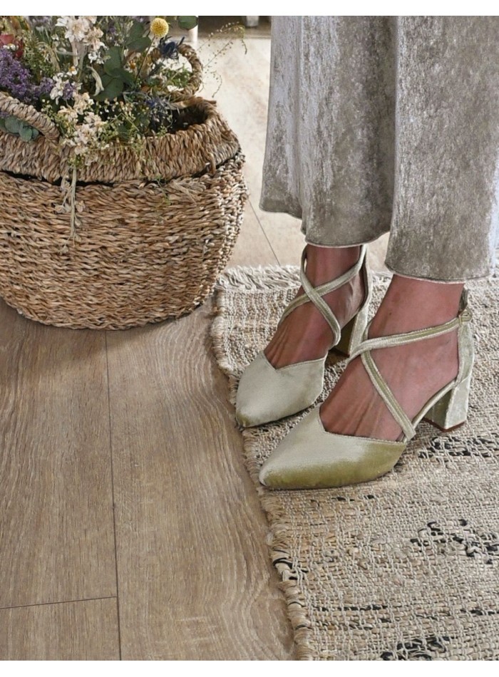 Green velvet party shoes with wide heels