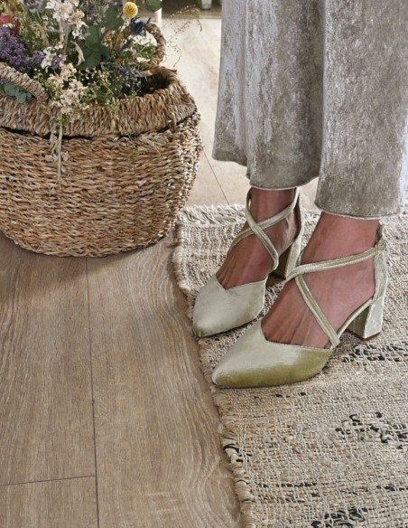 Green velvet party shoes with wide heels