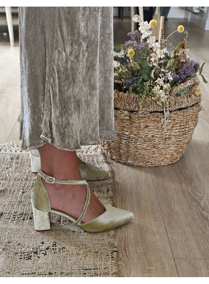 Zapato de fiesta verde de terciopelo con tacón...