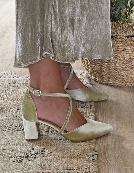 Zapato de fiesta verde de terciopelo con tacón ancho