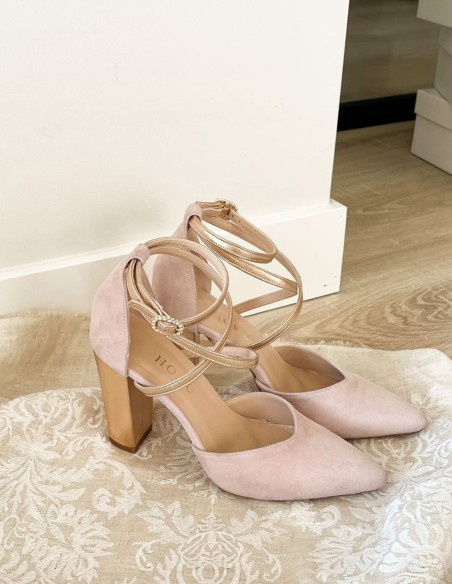 Chaussure de soirée en daim rose avec détails dorés