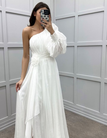 Robe longue d'invité avec épaule asymétrique et manches bouffantes