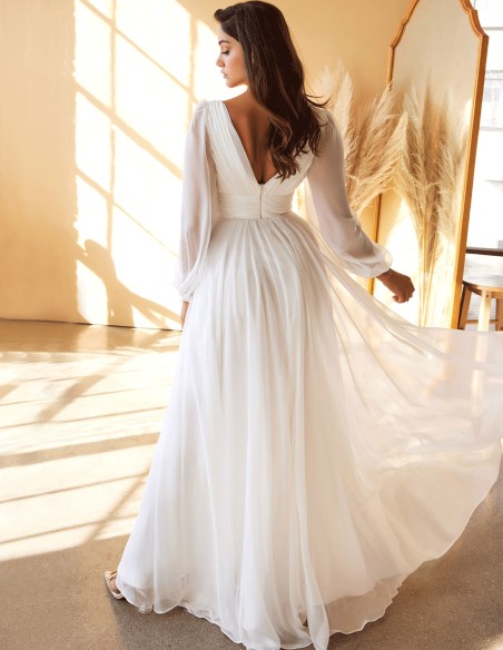 Robe de mariée en mousseline à manches longues et décolleté en V