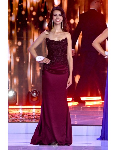 Robe longue de couleur bordeaux avec encolure sans bretelles et détails en strass