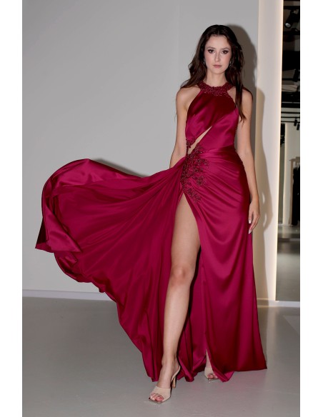 Longue robe en satin bordeaux avec fente, dos nu et strass