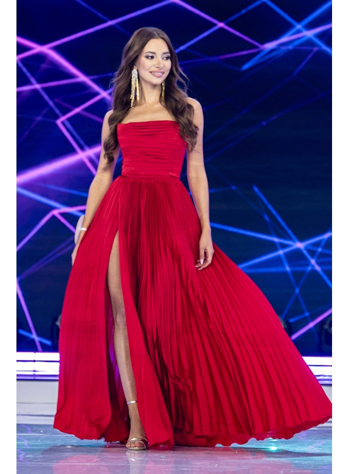 Vestido de fiesta largo en color rojo con falda...