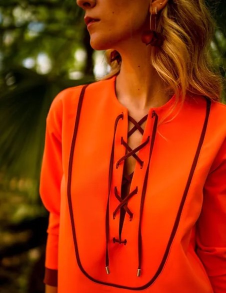 Vestido de invitada estilo Kaftán naranja con detalles en negro