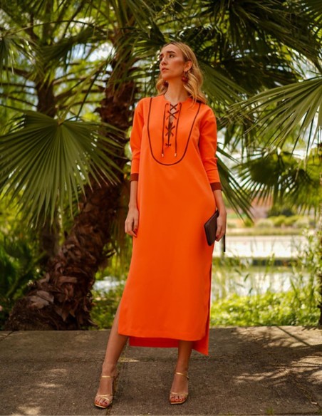 Vestido de invitada estilo Kaftán naranja con detalles en negro