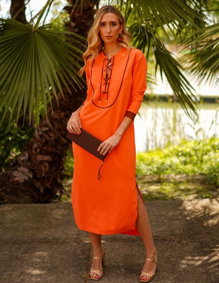 Vestido de invitada estilo Kaftán naranja con detalles en negro