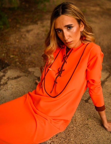 Vestido de invitada estilo Kaftán naranja con detalles en negro