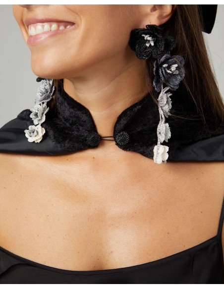 Cape courte en velours noir avec fermeture à boutons