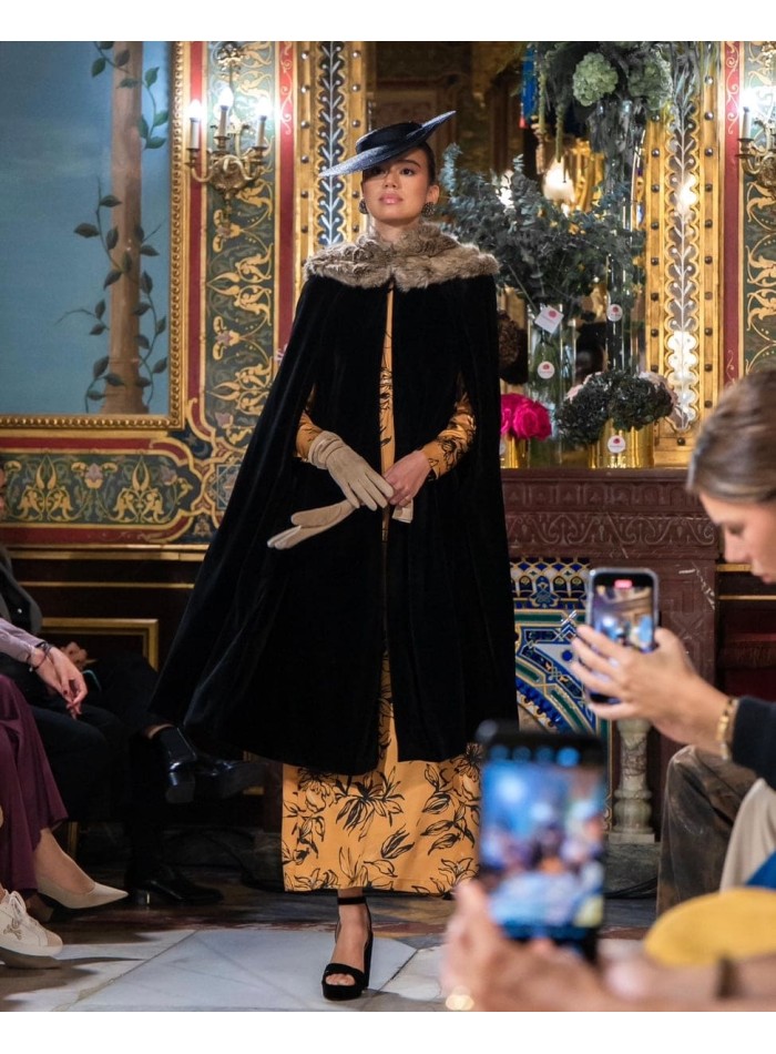 Capa midi de terciopelo negro con cierre al cuello