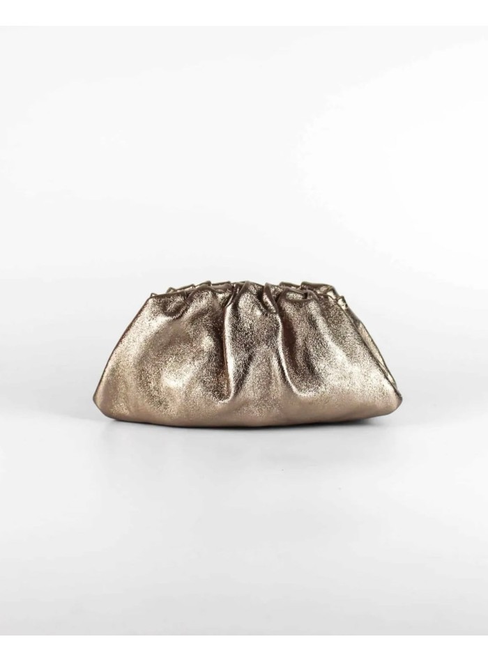 Clutch metalizado de piel color bronce para invitada