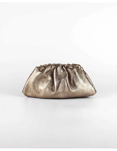Clutch metalizado de piel color bronce para invitada