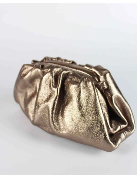 Clutch metalizado de piel color bronce