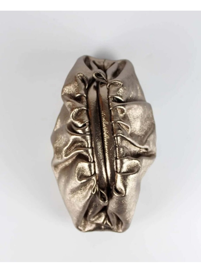 Clutch metalizado de piel color bronce