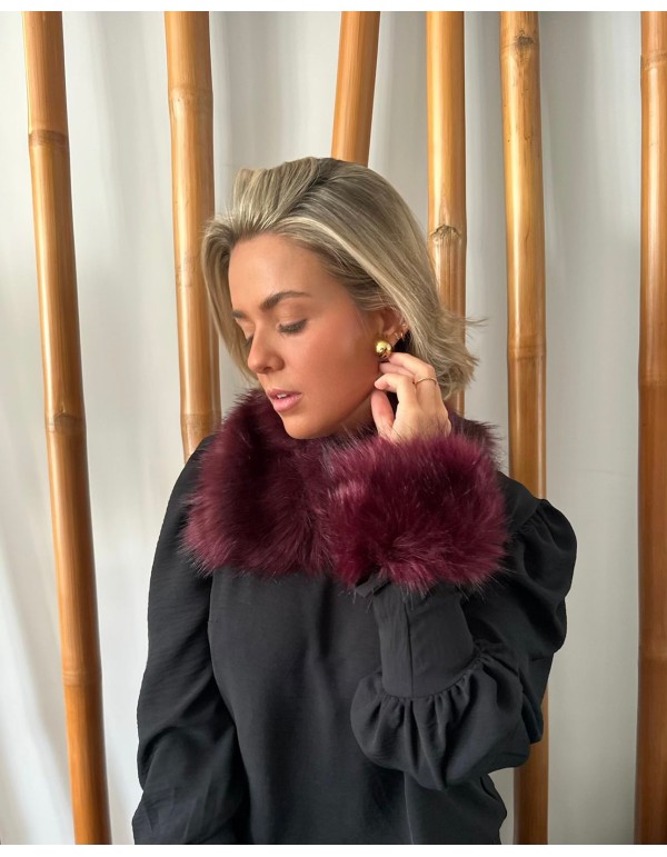 Short collar in synthetic cherry fur