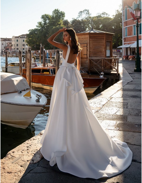 Robe de mariée en satin avec un décolleté plongeant et un... 2