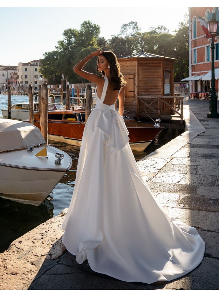 Wedding dress in satin with neckline and maxi...