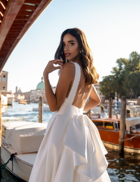 Vestido de novia en raso con escote y maxi lazada en la espalda