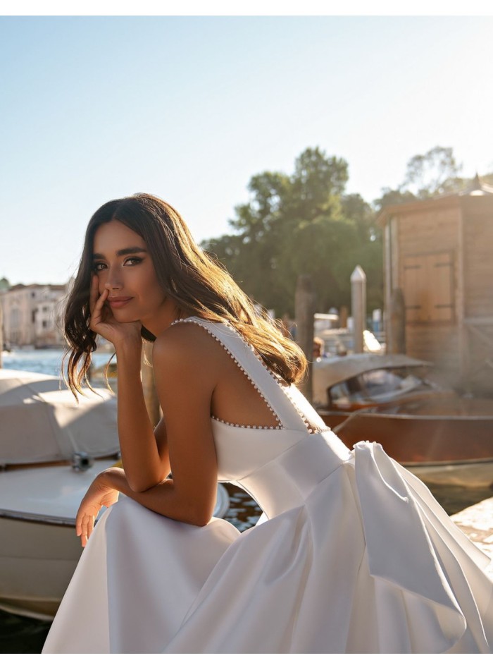 Wedding dress in satin with neckline and maxi...