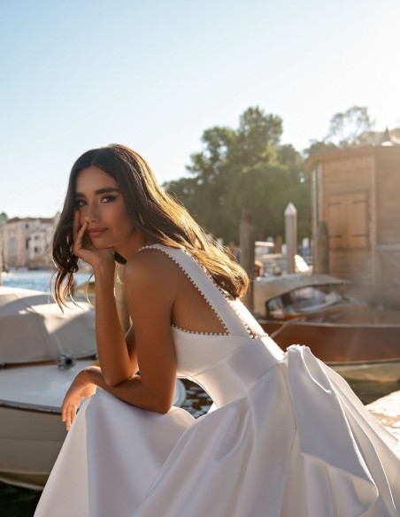 Robe de mariée en satin avec un décolleté plongeant et un maxi dos lacé