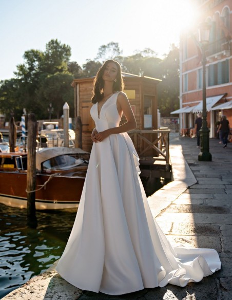 Vestido de novia en raso con escote y maxi lazada en la espalda