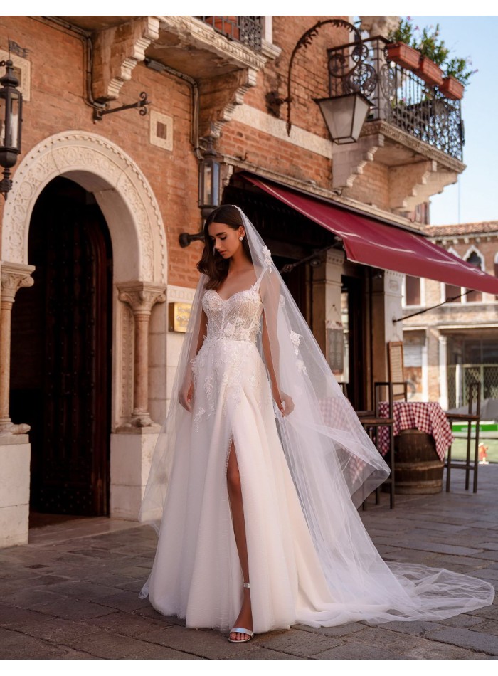 Vestido de novia marfil con tirantes y cuerpo...