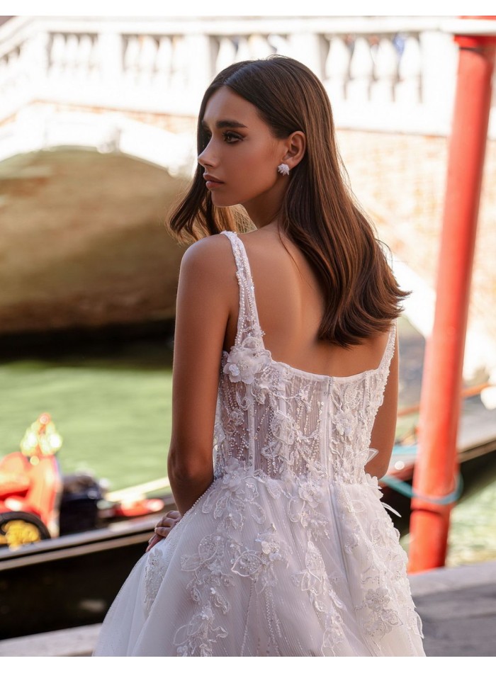 Vestido de novia marfil con tirantes y cuerpo...