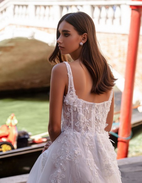 Vestido de novia marfil con tirantes y cuerpo de encaje bordado floral