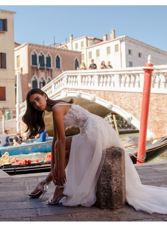 Vestido de novia marfil con tirantes y cuerpo...