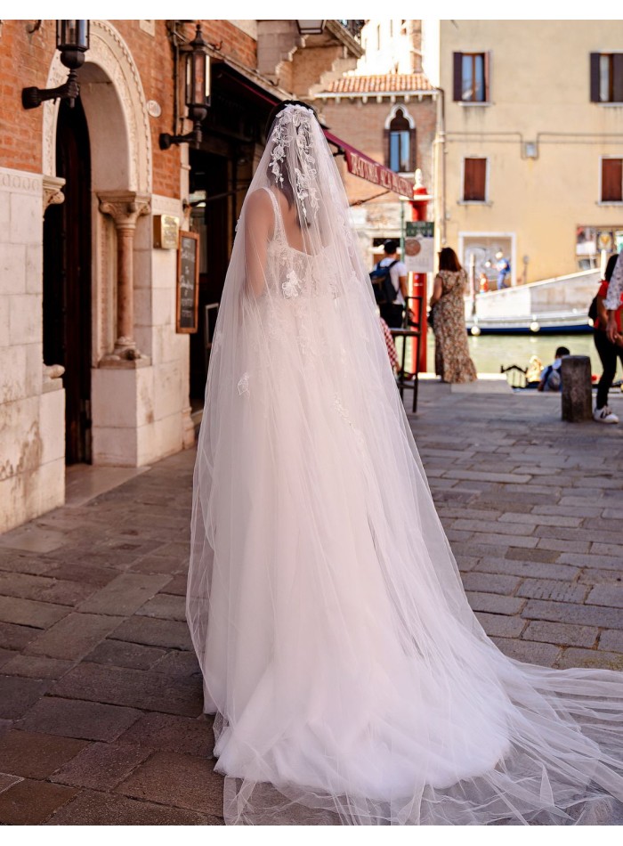 Vestido de novia marfil con tirantes y cuerpo...