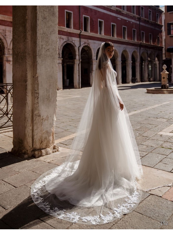 Vestido de novia largo en tul con cuerpo efecto...