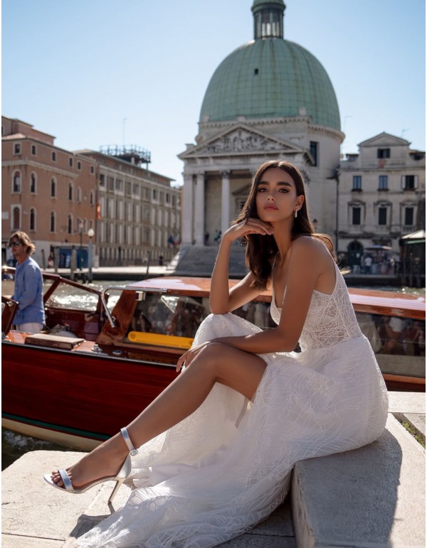 Robe de mariée ivoire avec corsage et encolure perlés