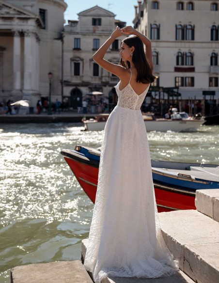 Robe de mariée ivoire avec corsage et encolure perlés